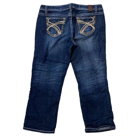 Vanity Premium~Dakota‎ Capri~Size 31~Dark Wash~Distressed - Picture 3 of 7